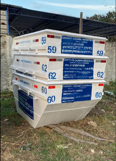 Caçamba cheia de entulho